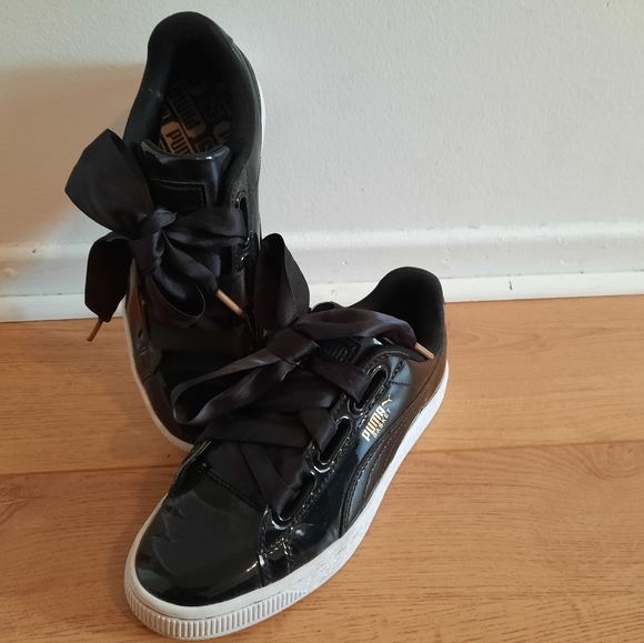 PUMA WOMENS BASKET HEART PATENT BLACK SNEAKERS - Picture 2 of 2